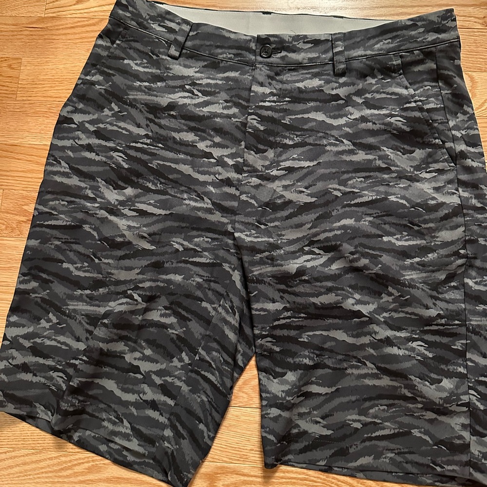 Men’s golf shorts